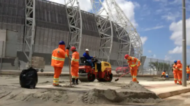 operários trabalhando (foto: BBC)