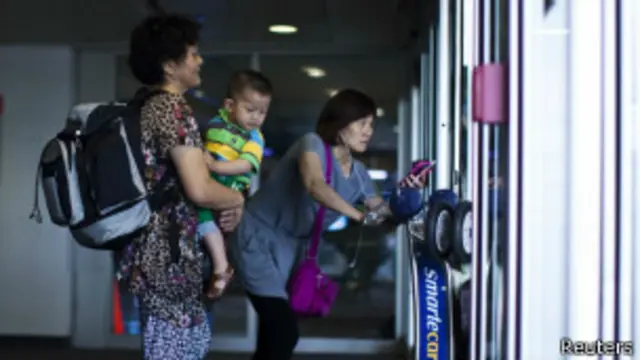 Hành khách trên chuyến bay United Airlines 116 rời khỏi sân bay.