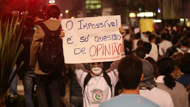 Manifestante exibe um dos vários cartazes carregados durante protesto na Avenida Paulista. Foto de André da Silva Moreira