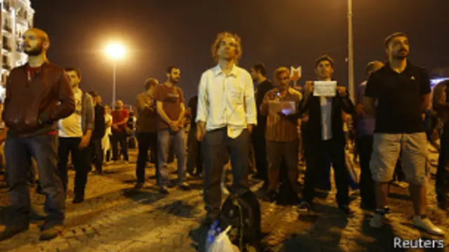 Эрдем Гюндуз протестует на площади Таксим в Стамбуле