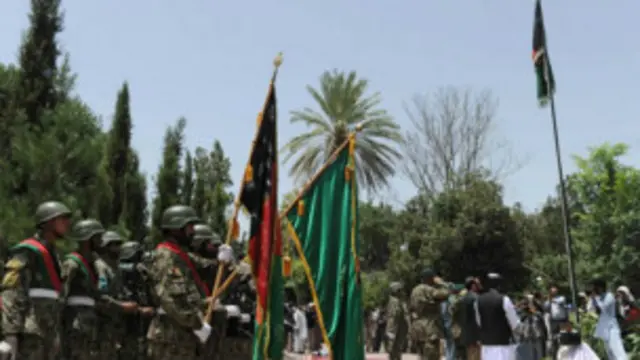  د سړکونو، ښوونځیو او داسې نورو عامه ځایونو زیانمول یې ښې بېلګې دي.