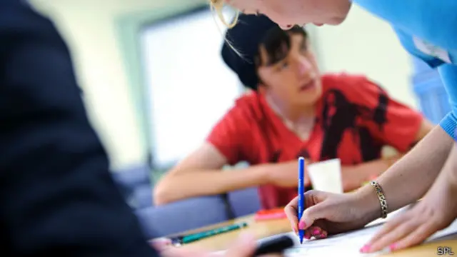 Profesora y un alumno en clases