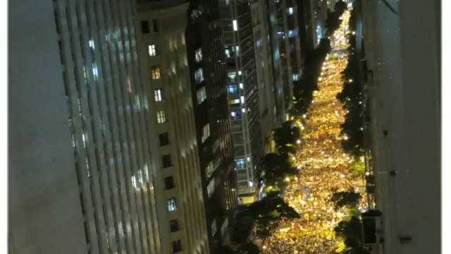 A passeata de protesto pela avenida Rio Branco, no centro do Rio de Janeiro, na foto de Renato Martins.
