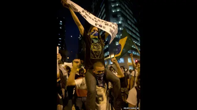 Участники протестов в Рио-де-Жанейро