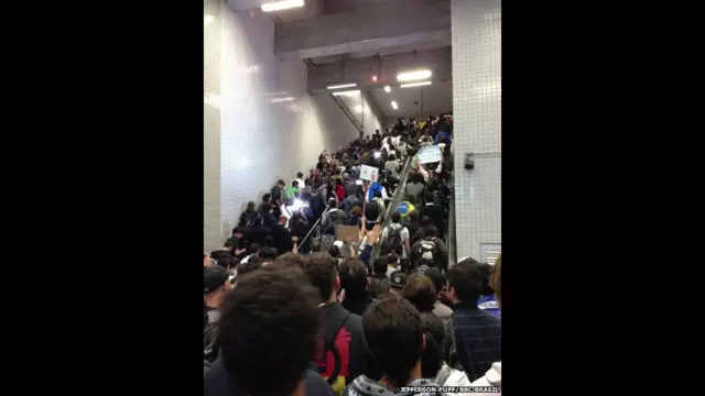 Люди выходят из метро