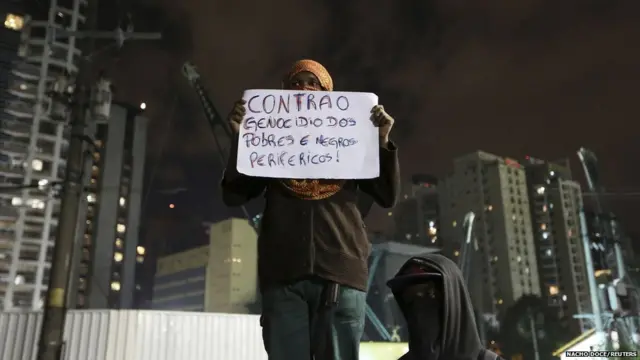 Участник демонстрации с плакатом