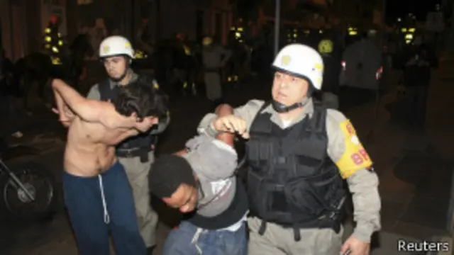 Policías detienen a dos jóvenes