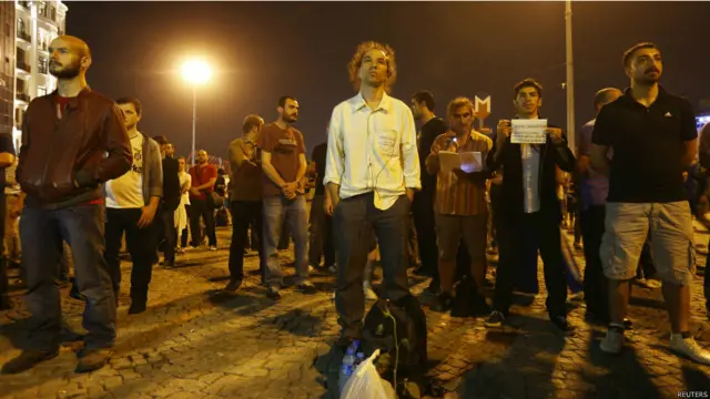 34 yaşındaki performans sanatçısı Erdem Gündüz'ün dün gece Taksim'de yaptığı sessiz protesto, ses getirdi.