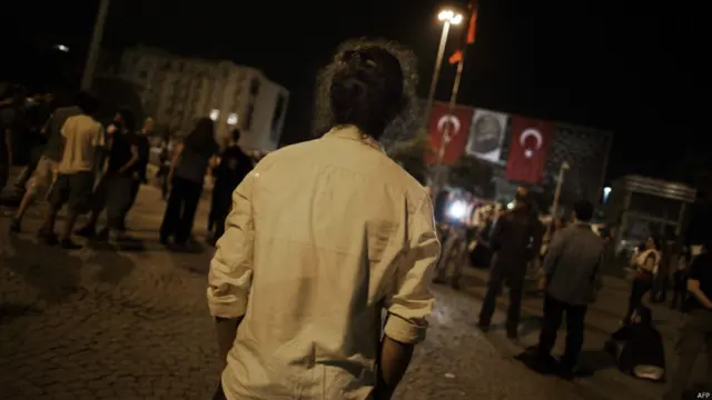 Gündüz sekiz saat boyunca kıpırdamadan, konuşmadan Taksim Meydanı'ndaki Atatürk Kültür Merkezi'ni izledi.
