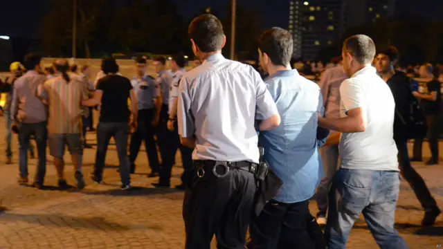 Eyleme katılanların sayısı 200'ü geçince polis dağılmalarını istedi, reddedenleri gözaltına aldı. Erdem Gündüz kendi isteğiyle ayrılanlar arasındaydı.