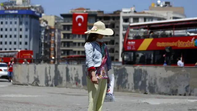 Polis dağıldıktan sonra üç kişinin gece boyu sessiz duruşa devam ettiği, bugün de ufak bir grubun toplandığı bildiriliyor.
