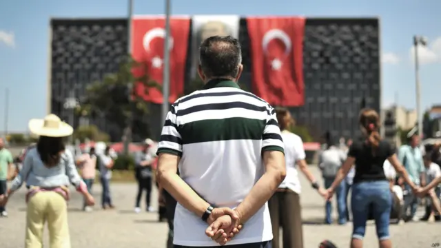 Kimileri tek başına durmayı tercih ederken...