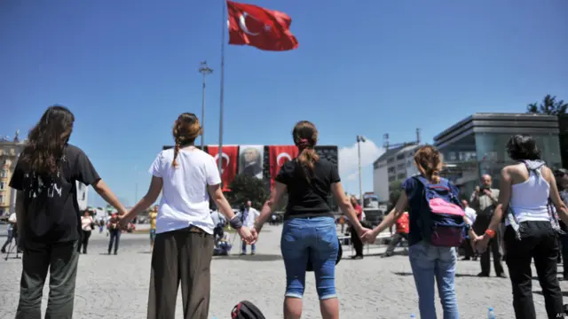 ...kimileri sessiz nöbetleri için el ele tutuştu.