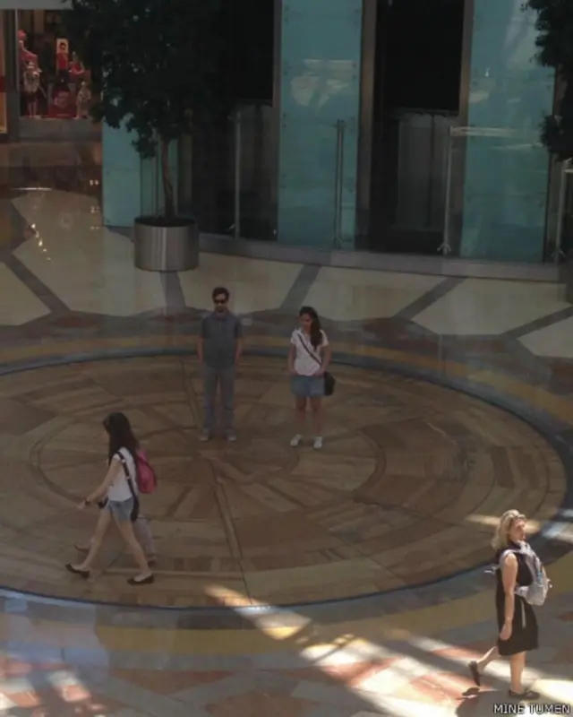 Aynı protestoyu Türkiye'nin farklı yerlerinde yapan çok sayıda kişiden biri olan Mine Türmen, BBC ile paylaştığı bu fotoğrafı İstanbul İstinye Park'ta çekmiş.