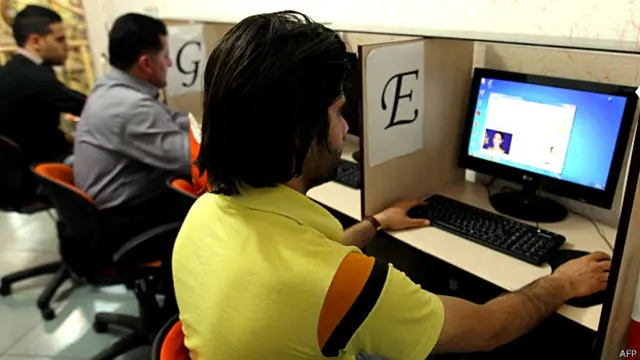 ईरान में इंटरनेट का इस्तेमाल करते लोग.