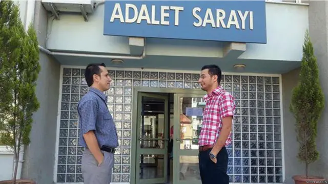 Avukat Semih Akgün ise fotoğrafını "Aydın'da iki #duranadam #duranavukat" notuyla paylaştı.