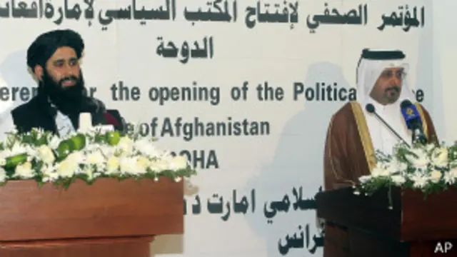 Representante del Talibán y el canciller asistente de Qatar