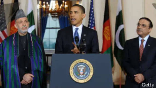Obama con los presidentes Karzai de Afganistán i y Zardari de Pakistán