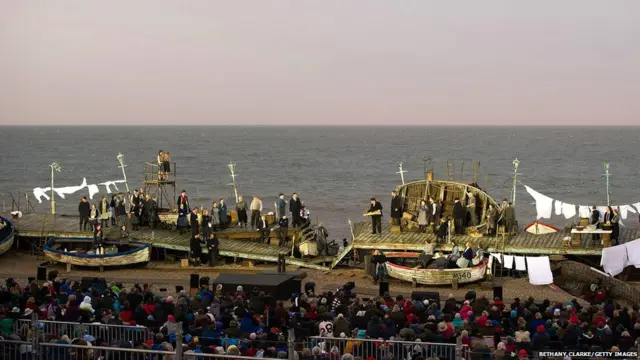 ऑलबरॉ उत्सव में बेंजामिन ब्रिटन के ऑपेरा पीटर ग्राइम्स का पहला प्रदर्शन हुआ.