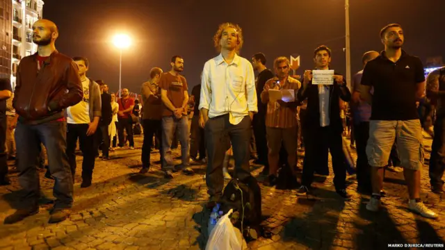 तुर्की में तकसीम चौक के नजदीक स्थित पार्क के पुनर्विकास का विरोध हो रहा है. यहां प्रशासन के प्रदर्शनकारियों को खदेड़ने का लोगों ने खड़े हो कर विरोध किया.