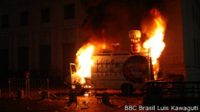van incendiada (foto: BBC)