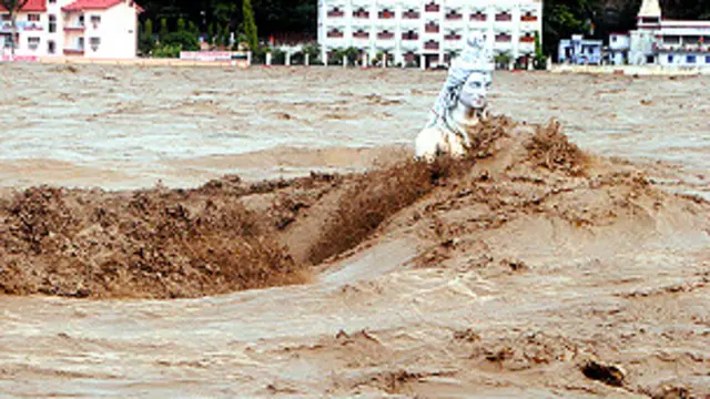 Banjir menerjang patung 