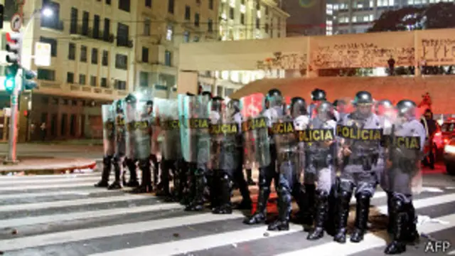 Tropa de Choque dispersa manifestantes no centro de São Paulo