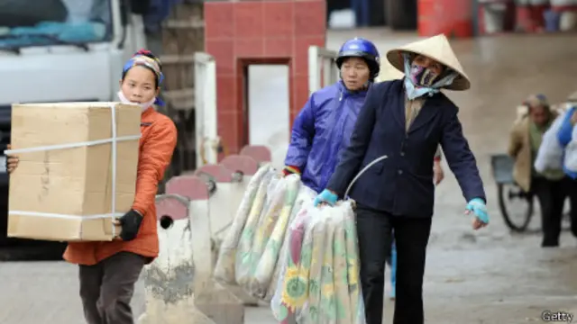 Người Việt mang hàng từ Vân Nam, Trung Quốc qua cửa khẩu Tân Thanh, Lạng Sơn (ảnh năm 2008)