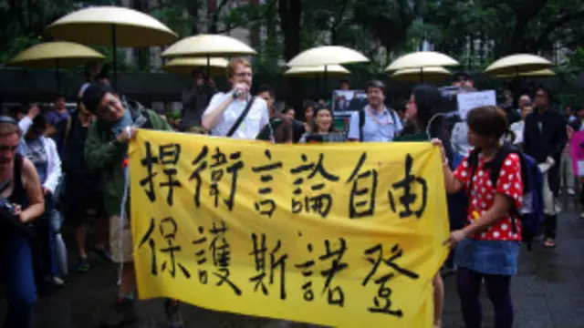 مسکو او هانگ کانگ دواړو د ښاغلي سنوډن د سپارلو په اړه د امریکا د غوښتنې په ځواب کې ویلي د دغه اقدام لپاره امریکا اړين قانوني پړاونه نه دي بشپړ کړي. 