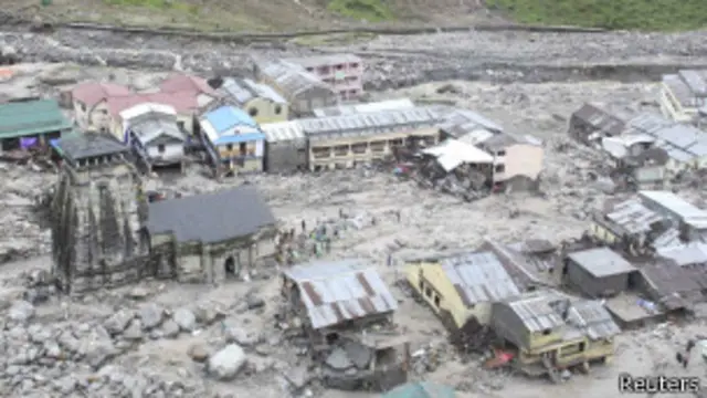 केदारनाथ मंदिर के आसपास का पूरा इलाका अचानक बाढ़ की चपेट में आ गया था. 
