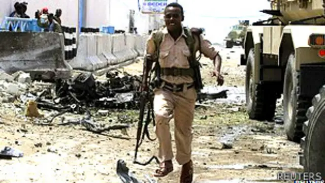 Un guardia de seguridad tras el ataque contra el complejo de la ONU en Somalia
