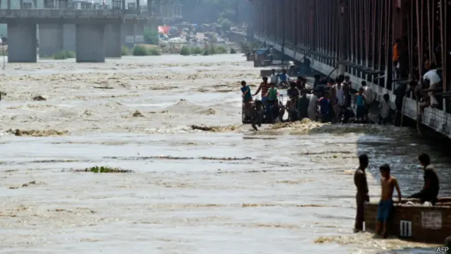 यमुना का पानी खतरे के निशान से करीब दो मीटर ऊपर पहुँच गया