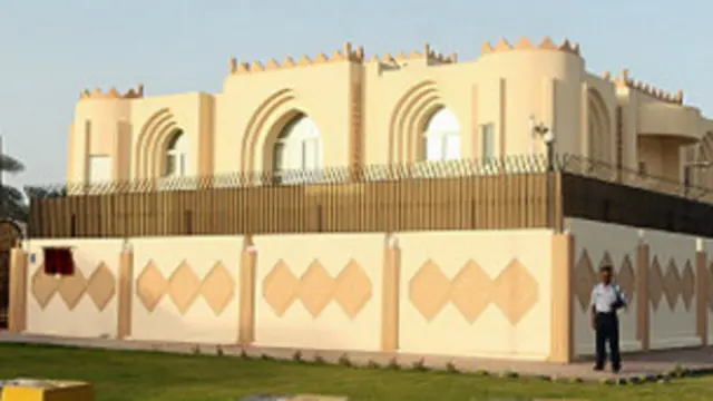 جنجال‌ها سه شنبه گذشته آغاز شد؛ وقتی‌که گروه طالبان رسماً دفتر خود را با عنوان "دفتر سیاسی امارت اسلامی افغانستان" در دوحه، پایتخت قطر باز کرد و پرچم خود را در آن برافراشت.