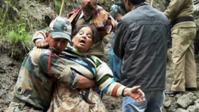 بارش رکنے کے بعد امدادی کارراوائیوں میں تیزی آئی لیکن ابھی بھی ہزاروں افراد پھنسے ہوئے ہیں