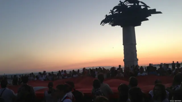 Gündoğdu'dan bir kare daha paylaşan okurumuz Ediz'in yorumu: "Dursun herkez Dursun Taksim Durdurun Dünyayı ! !!! ORANTISIZ ZEKA !!!"