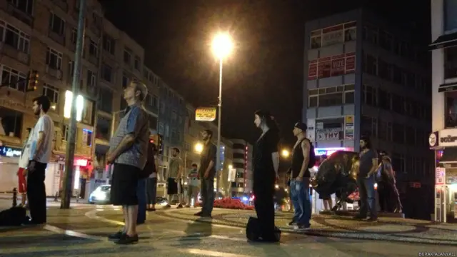 Burak Alanyalı bu fotoğrafı "Kadıköy Boğa Duranadam eylemi 18 Haz 2013 sabaha karşı" notuyla gönderdi.