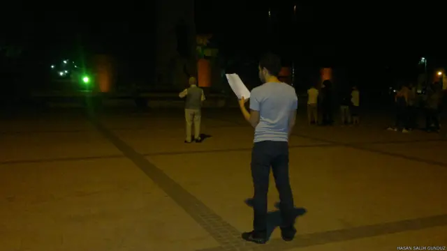 Hasan Salih Gündüz, "Yer: Balıkesir Atatürk Anıtı Tarih: 19.06.2013 Saat: 00.05 Gençler ve yaşlanmayanlar... Bir de biz, kızım ve ben. Yani manzara karşısında öylece kalakalanlar." diyor.