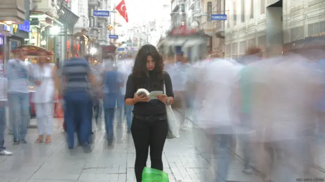 Bazı eylemciler İstiklal Caddesi'nin hengamesi içinde sessizce durmayı tercih etti.