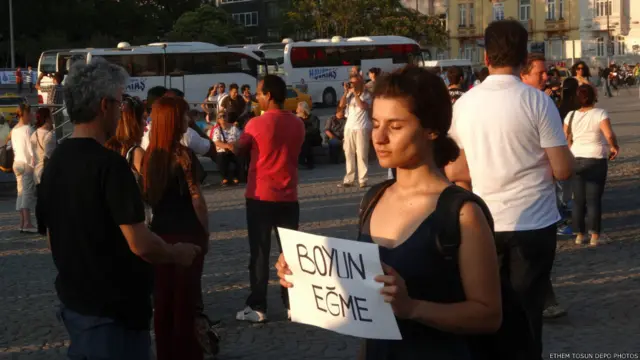 Bazıları batan güneşe karşı meydanın sessizliğini yeğledi.