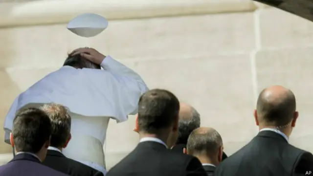 Al Papa se le vuela el celideo