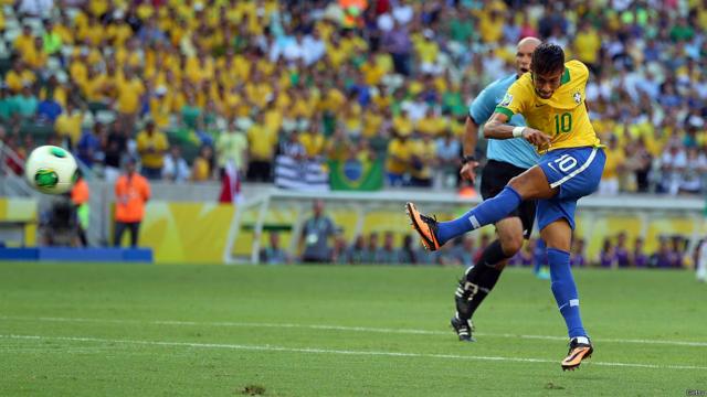 Neymar arremata para fazer o gol contra o México em Fortaleza