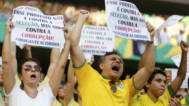 Torcedores erguem cartazes de protesto na Arena Castelão