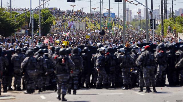 Tropas da polícia se posicionam em Fortaleza diante de milhares de Manifestantes