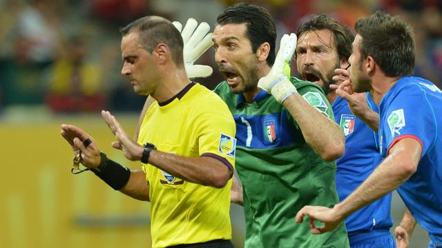 Jogadores italianos reclamam de árbitro em Recife
