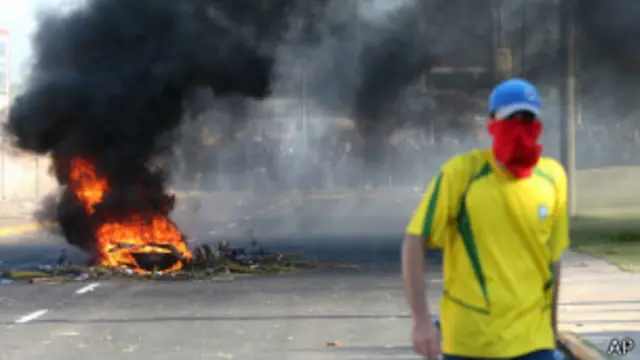Manifestante participa de protesto próximo ao Castelão, em Fortaleza (foto: AP)
