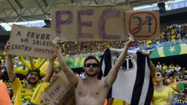 Torcedores fazem protesto dentro do Castelão