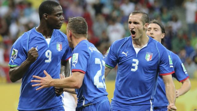 Jogadores italianos comemoram gol em Recife