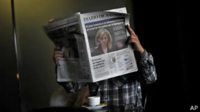 Hombre lee períodico sobre el caso