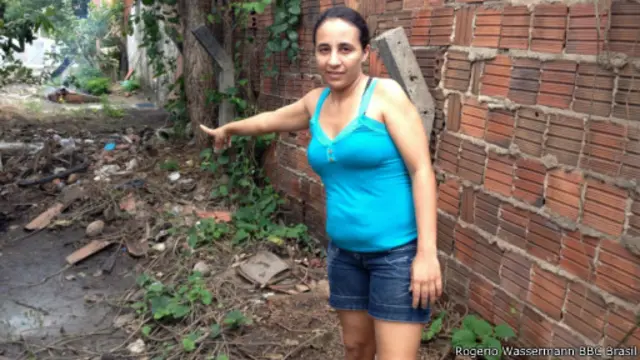 Lucineide se queixa de que sua casa passou a alagar após obras