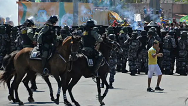 اطلقت الشرطة الغاز المسيل للدموع للتفريق المتظاهرين في مدينة فورتاليزا البرازيلية